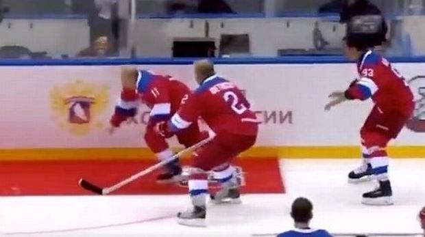 Putin terjatuh setelah tidak menyadari adanya karpet merah di depannya 