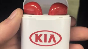 Mau dengerin musik? Nih ada Kia AirPods! (Foto: Reddit via Boredpanda)