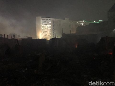 Diperkirakan ada ratusan rumah terbakar