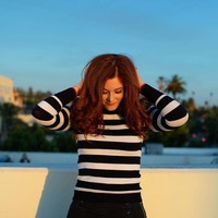 Mandy Harvey dikenal dengan vokalnya yang terasa kaya dan menggugah rasa. Selain ukulele, Mandy juga mahir bermain piano. Hal itu sangat membantunya ketika harus menyanyi tanpa mendengarkan musik maupun suaranya sendiri. Foto: Instagram/@mandyharvey