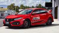 Jenson Button dipilih sebagai salah satu dari lima pembalap yang sebelumnya mengikuti Type R Challenge 2018 di Eropa, dengan mencetak lap time 2:10,19 menit di Sirkuit Hungaroring Grand Prix di Hungaria. Ia telah memecahkan rekor dari lap time sebelumnya di lokasi yang sama saat ia memenangkan kejuaraan F1 Grand Prix pertamanya bersama tim Honda pada tahun 2006. Istimewa/Dok. Honda.