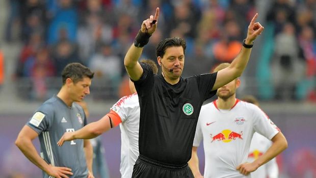 Wasit Manuel Grafe menggunakan VAR untuk membatalkan gol Munchen.