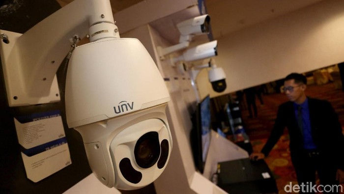 Kecanggihan teknologi membantu masyarakat di semua lini kehidupan. Salah satunya di bidang keamanan. Seperti CCTV ini yang mampu mendeteksi siang dan malam.