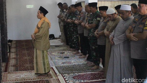 Kapolri dan Panglima TNI salah dhuhur berjamaah/