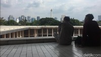 Dua pengunjung menikmati Masjid Istiqlal dari balkon (Isfari Hikmat/detikcom)