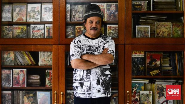 Kolektor komik Henry Ismono mengoleksi berbagai komik Indonesia sejak 2005. Ia memiliki ribuan judul komik surga-neraka. (CNN Indonesia/M. Andika Putra)