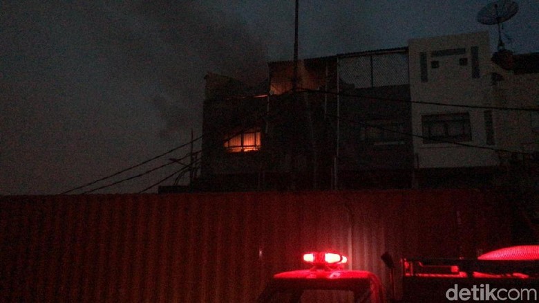 Kebakaran di Jakut, 1 Petugas Dilarikan ke RS Akibat Sesak Napas Kebakaran di Jakut, 1 Petugas Dilarikan ke RS Akibat Sesak Napas