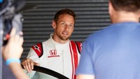 Catatan waktu 2:35,207 menit yang diperoleh Button dengan Civic Type R diatas sirkuit Mount Panorama dicapai melalui lap sebanyak 14 kali dalam sesi sepanjang satu jam di pagi hari, serta sesi sepanjang 10 menit di sore hari. Dengan mengandalkan pengalaman balapnya selama 17 tahun di 306 ajang balap, Button dapat melibas trek sulit di Bathrust. Istimewa/Dok. Honda.