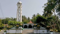 Masjid Tiban Jenar Kidul merupakan salah satu masjid tertua di Kabupaten Purworejo, Jawa Tengah. Menurut cerita, masjid tersebut dibuat oleh Sunan Kalijaga sekitar tahun 1400 an. Karena dibangun dalam waktu singkat, masjid tersebut dinamakan sebagai masjid Tiban atau memiliki arti tiba-tiba ada.