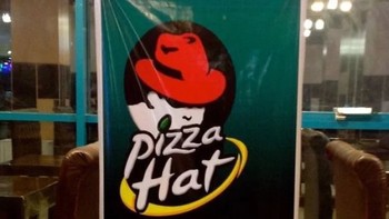 Tak mau kalah dengan yang sebelumnya, di sini ada... Pizza Hat. (Foto: Reddit via Boredpanda)