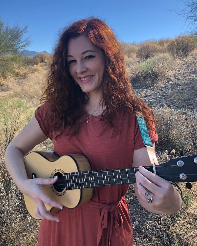 Penyanyi dan penulis lagu ini mengalami gangguan pendengaran sejak kecil dan sudah menjalani beberapa kali operasi saat masih kecil. Namun seiring bertambah dewasa, pendengarannya makin berkurang hingga tidak bisa mendengar sama sekali, akibat kerusakan jaringan konektif yang disebut Ehlers-Danlos syndrome. Foto: Instagram/@mandyharvey