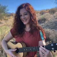 Penyanyi dan penulis lagu ini mengalami gangguan pendengaran sejak kecil dan sudah menjalani beberapa kali operasi saat masih kecil. Namun seiring bertambah dewasa, pendengarannya makin berkurang hingga tidak bisa mendengar sama sekali, akibat kerusakan jaringan konektif yang disebut Ehlers-Danlos syndrome. Foto: Instagram/@mandyharvey