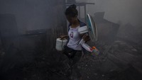 Kebakaran itu membuat panik warga sekitar yang tinggal di kawasan Kampung Bandan, Jakarta Utara. Mereka pun segera menyelamatkan barang-barang miliknya saat kebakaran melanda kawasan permukiman padat penduduk tersebut.