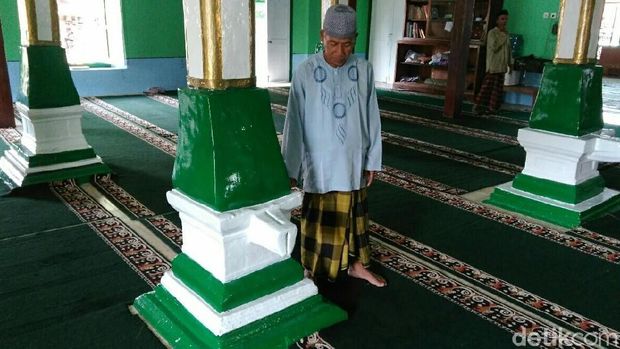 Soko guru menggunakan batuan candi (Hindu) yoni