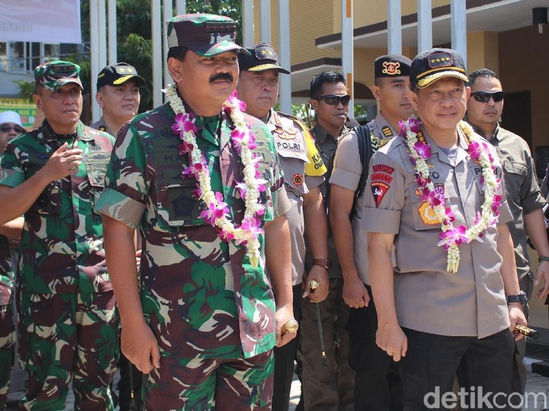 Kapolri dan Panglima TNI Kunjungan Kerja ke Mapolresta Sidoarjo Kapolri dan Panglima TNI Kunjungan Kerja ke Mapolresta Sidoarjo