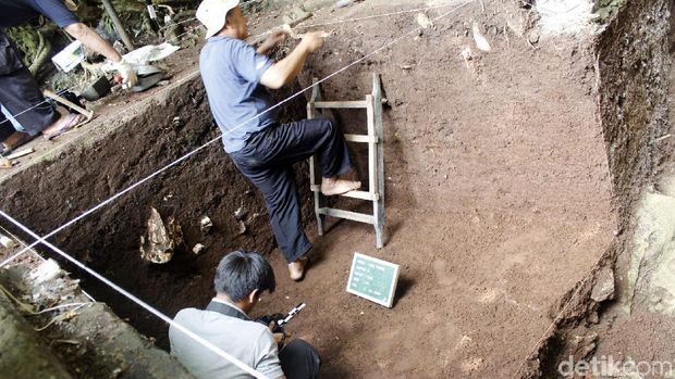 Tim Arkeolog Temukan Mata Tombak Manusia Purba di Gua Pawon