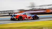 Selama beberapa saat setelah pergantian driver, David Tjiptobiantoro dapat mempertahankan posisi dan melihat peluang untuk menyalip beberapa mobil di depannya. Namun sangat disayangkan, mobil Ferrari 488 GT3 yang dikendarai oleh tim T2 Motorsports melintir. Foto: T2 Motorsports