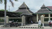 Masjid Tua Palopo dibangun sekitar tahun 1604 oleh seorang ulama dari Sumatera Barat, Datuk Sulaiman yang bergelar Datuk Pattimang. Masjid ini berdiri saat Kerajaan Luwu, salah satu kerajaan Bugis tertua, telah memeluk Islam dan mencapai masa kejayaannya di bawah kekuasaan Datu Payung Luwu XVI Pati Pasaung Toampanangi, Sultan Abdullah Matinroe. Dok. Wikipedia/Midori.