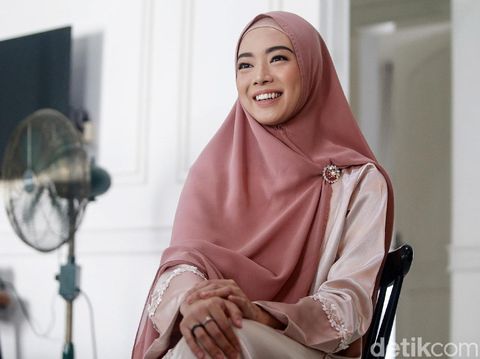 Perjuangan Lindswell Kwok Belajar Salat, Bawa Contekan hingga Salah Kiblat