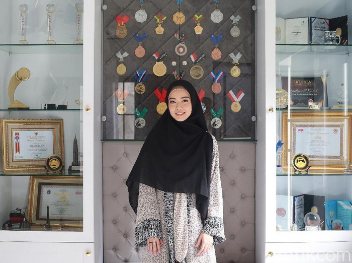 Hijab syari Lindswell Kwok. Foto: Ari Saputra Hijab syari Lindswell Kwok. Foto: Ari Saputra