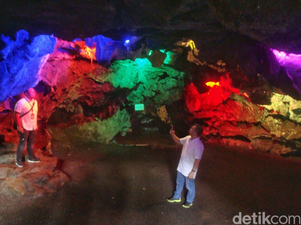 Rini sangat senang dan kagum dengan tampilan dalam Goa Lawa yang diberi lampu berwarna-warni. Suasana di dalam goa pun jadi lebih menarik. (Arbi Anugrah/detikcom) Rini sangat senang dan kagum dengan tampilan dalam Goa Lawa yang diberi lampu berwarna-warni. Suasana di dalam goa pun jadi lebih menarik. (Arbi Anugrah/detikcom)