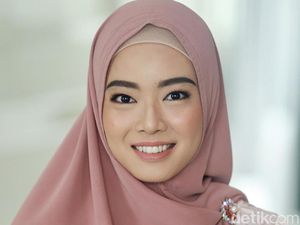Sholat Diam-Diam, Lindswell Bawa Ember dan Gayung ke Kamar untuk Wudhu