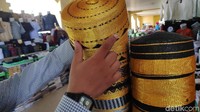 Harga songkok ini bervariasi, tergantung kualitasnya. Yang paling murah sekitar Rp 70 ribu, yang paling mahal Rp 130 ribuan. Tapi ada juga yang harganya jutaan (Moehammad Bakrie/detikcom)  