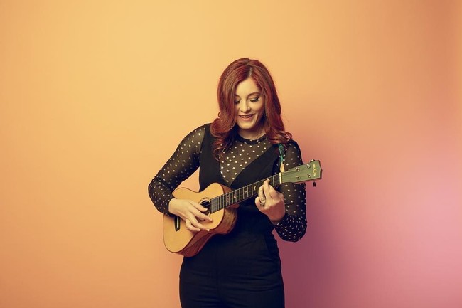 Kisah inspiratif Mandy Harvey tampaknya patut kamu jadikan panutan. Meskipun tak bisa mendengar, musisi 31 tahun ini tetap berkarya di industri musik. Foto: Instagram/@mandyharvey