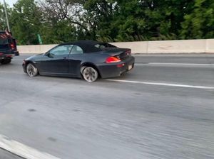 Polisi Ciduk Pengemudi BMW yang Kendarai Mobil Tanpa Ban