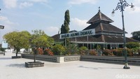 Masjid Agung Demak berdiri sejak sekitar abad ke-15 dan dibangun oleh sultan pertama dari Kesultanan Demak bernama Raden Patah, serta para Wali Songo yang dikenal sebagai penyebar agama Islam di tanah Jawa. Sejak pertama kali dibangun, masjid ini telah direnovasi sekitar satu kali pada tahun 1984. Hingga sekarang masjid selalu dikunjungi oleh masyarakat yang ingin wisata religi, baik dari dalam maupun luar negeri. Dok.Detikcom/Kurnia.