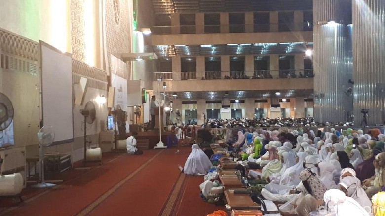 Anies di Depan Jemaah Tarawih: Ibu Kota Adalah Simpul 