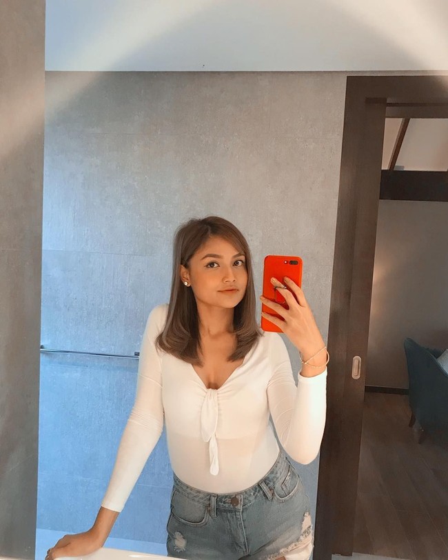 Puteri Aishah merupakan aktris populer Malaysia yang halaman media sosialnya nyaris setiap harinya dihiasi hujatan netizen terhadap dirinya. Penyebabnya karena gaya busananya yang dianggap warga Malaysia memamerkan aurat. Foto: Instagram