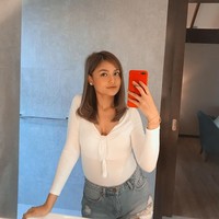 Puteri Aishah merupakan aktris populer Malaysia yang halaman media sosialnya nyaris setiap harinya dihiasi hujatan netizen terhadap dirinya. Penyebabnya karena gaya busananya yang dianggap warga Malaysia memamerkan aurat. Foto: Instagram