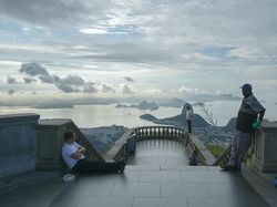 Unik! Fotografer Ini Motret Arah Berlawanan Landmark Terkenal