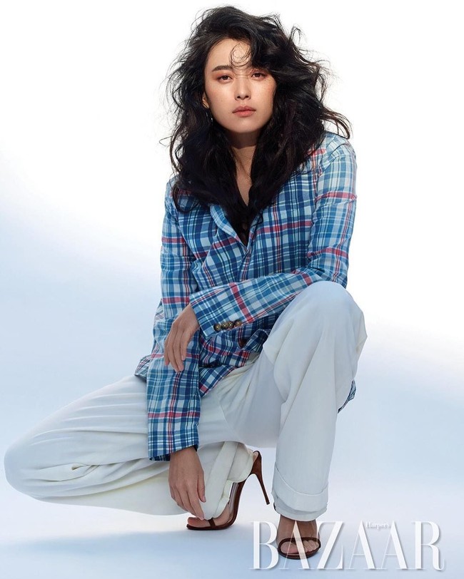 Dalam gaya busana, Han Hyo Joo lebih menyukai tampilan feminin dengan sentuhan preppy look. Foto: Instagram/Han Hyo Joo