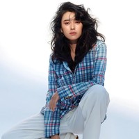 Dalam gaya busana, Han Hyo Joo lebih menyukai tampilan feminin dengan sentuhan preppy look. Foto: Instagram/Han Hyo Joo