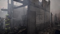 Sebanyak 18 mobil pemadam kebakaran dikerahkan untuk memadamkan api di kawasan padat penduduk tersebut.