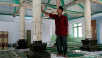 Pada bangunan utama, terdapat empat buah saka guru yang terbuat dari tatal kayu jati yang diikat menggunakan lempengan besi.