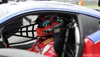 Alhamdulillah kami podium di hari Sabtu kemarin. Settingan mobil kami sudah kompetitif. Tentunya kami semakin percaya diri untuk race-race selanjutnya, sebut Rio. Foto: T2 Motorsports