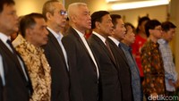 Ketua PP PBSI, Wiranto, nampak hadir untuk melakukan pelepasan secara simbolik dengan foto bersama dengan 40 atlet, pelatih, dan ofisial di acara itu.