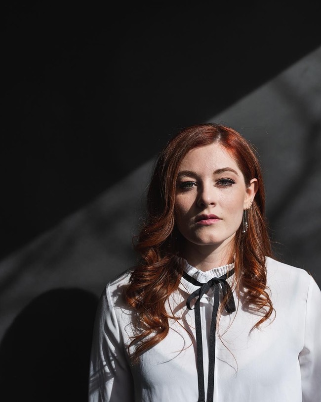 Mandy mengandalkan ingatannya ketika bernyanyi atau memainkan musik. Setiap nada dan ketukan datang dari memorinya waktu masih bisa mendengar. Ia juga menggunakan visual tuners untuk membantunya menemukan nada yang tepat. Foto: Instagram/@mandyharvey