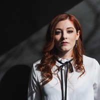 Mandy mengandalkan ingatannya ketika bernyanyi atau memainkan musik. Setiap nada dan ketukan datang dari memorinya waktu masih bisa mendengar. Ia juga menggunakan visual tuners untuk membantunya menemukan nada yang tepat. Foto: Instagram/@mandyharvey