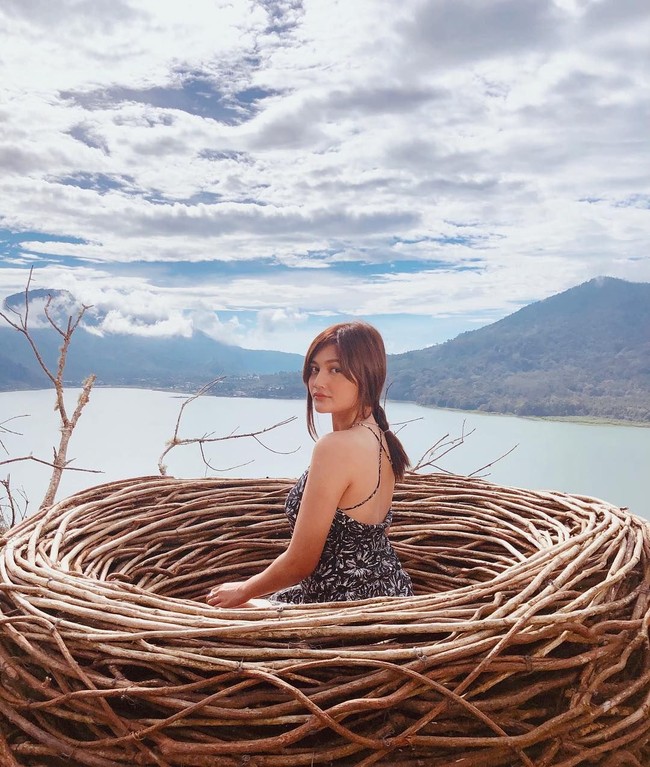 Puteri Aishah memilih fokus pada kariernya saat ini ketimbang memikirkan pendapat negatif orang lain tentang dirinya. Puteri pun mengungkapkan bahwa dirinya kini tengah melakukan peran antagonis pertamanya dalam serial Atas Nama Cinta. Melakonkan watak antagonis bukan mudah. Banyak cabaran yang perlu saya lalui. Saya sudah bersedia untuk dibenci jika karakter yang dibawakan ini tidak disukai penonton, tuturnya. Foto: Instagram