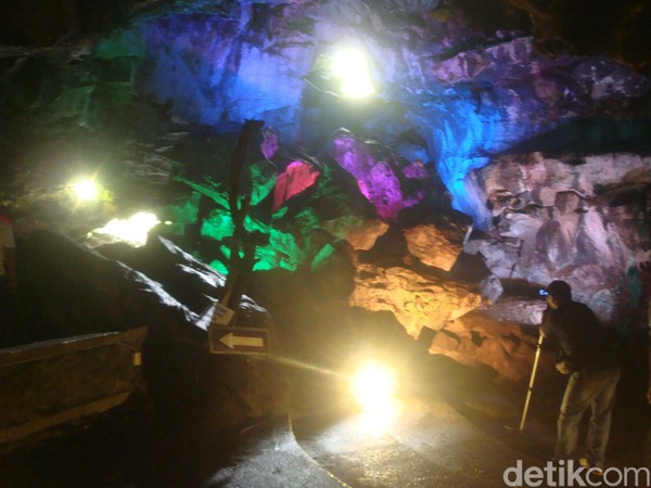 Sejak diresmikan sebagai lokasi wisata tahun 1979 silam, perkembangan Goa Lawa cukup stagnan. Tapi itu dulu, sekarang sudah bagus. (Arbi Anugrah/detikcom) Sejak diresmikan sebagai lokasi wisata tahun 1979 silam, perkembangan Goa Lawa cukup stagnan. Tapi itu dulu, sekarang sudah bagus. (Arbi Anugrah/detikcom)