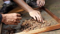 Untuk jenis makanan yang dikonsumsi, dari hasil analisis forensik gigi ditemukan bukti bahwa Manusia Pawon tak hanya makan protein seperti babi dan hewan buruan lainnya. Mereka juga menyantap karbohidrat seperti umbi-umbian, biji-bijian dan serat tumbuhan.