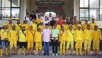 Anies berfoto bersama tim dari Dinas PU. Satu perbaikan yang masih dikerjakan yakni fasilitas kremasi yang sudah dalam tahap prakontruksi (Foto: Facebook Anies Baswedan)