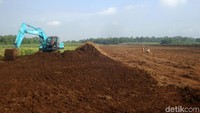 Pada kesempatan itu, Rini juga melakukan peninjauan soil test atau pengujian tanah sekaligus melihat jalan baru akses bandara yang dibangun Pemda Purbalingga.