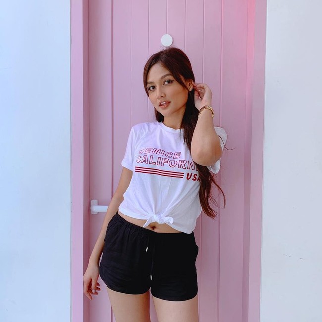 Seperti yang dialaminya baru-baru ini saat mengunggah foto penampilannya yang disebutnya bak personel Blackpink, memakai celana pendek dengan kaus yang diikat sehingga perutnya sedikit mengintip. Halaman Instagram bintang film dan sinetron ini pun ramai dengan komentar mengenai penampilannya. Ada yang menyebutnya akan masuk neraka hingga menudingnya menghina agama.  Foto: Instagram