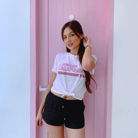 Seperti yang dialaminya baru-baru ini saat mengunggah foto penampilannya yang disebutnya bak personel Blackpink, memakai celana pendek dengan kaus yang diikat sehingga perutnya sedikit mengintip. Halaman Instagram bintang film dan sinetron ini pun ramai dengan komentar mengenai penampilannya. Ada yang menyebutnya akan masuk neraka hingga menudingnya menghina agama.  Foto: Instagram