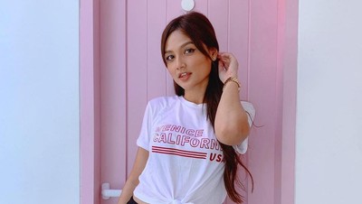 Foto: Artis Cantik Malaysia Gayanya Dihujat Netizen, Dianggap Pamer Aurat